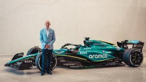 Newey, posando con un monoplaza Aston Martin