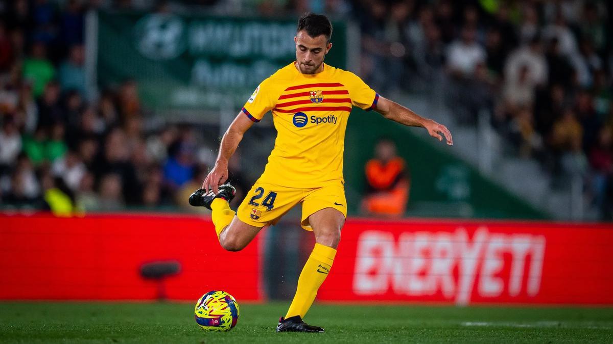 Eric Garcia lanza un pase en Elche.