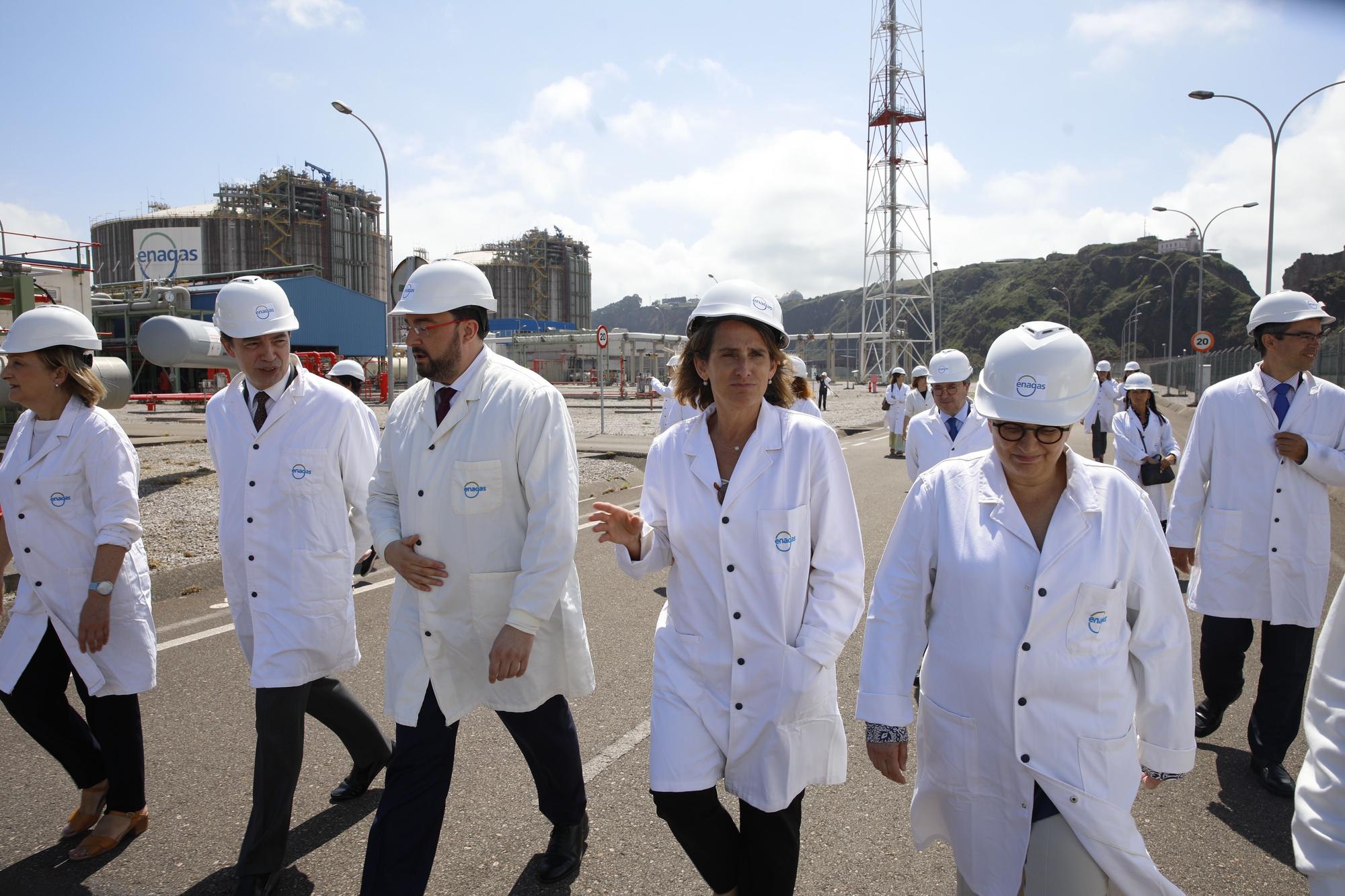 Teresa Ribera visita la planta regasificadora de El Musel