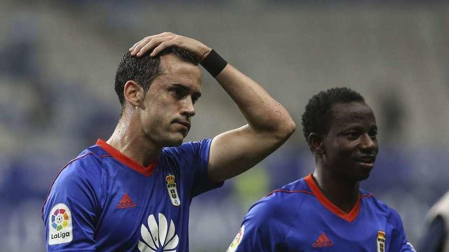 Linares, junto a Yeboah, se lamenta al final del partido de ayer.