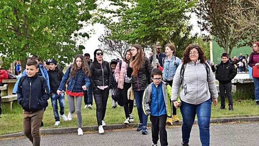 Los escolares durante el recorrido por el pueblo.