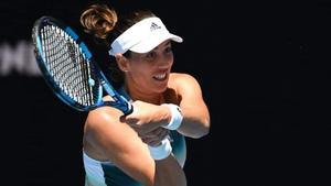 Muguruza devuelve un revés.