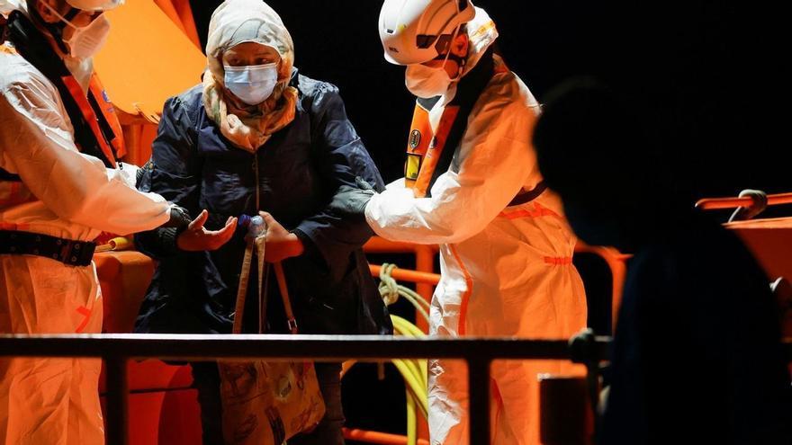 Rescatan a 86 migrantes a la deriva en dos botes en aguas canarias