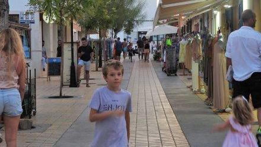 Una calle comercial en Sant Francesc.