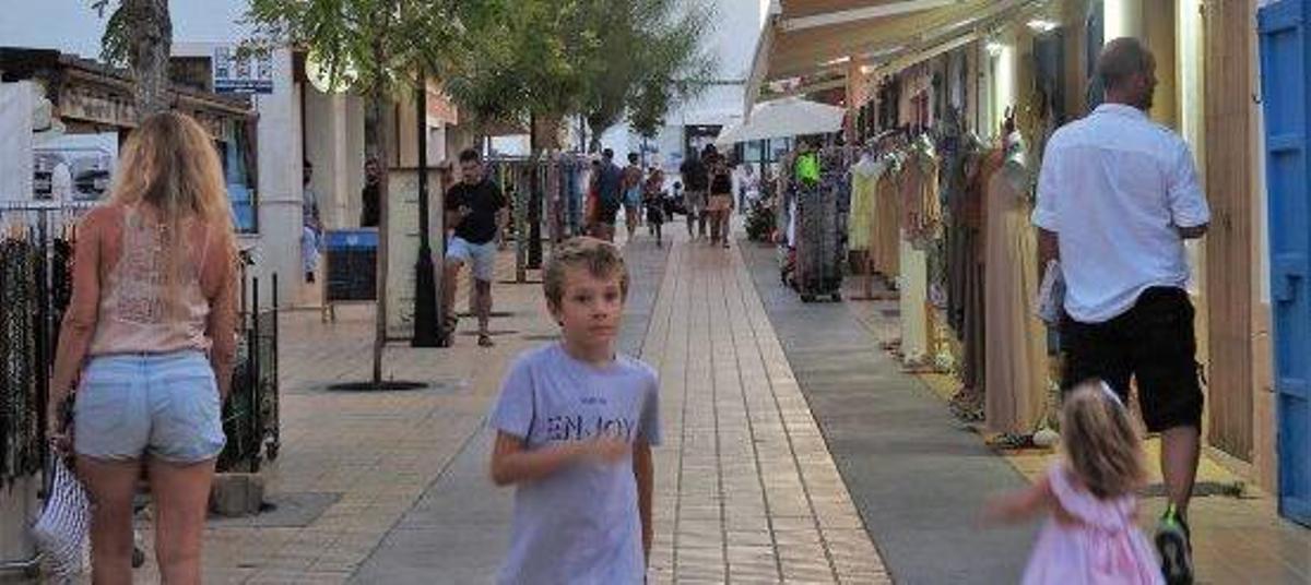 Una calle comercial en Sant Francesc.