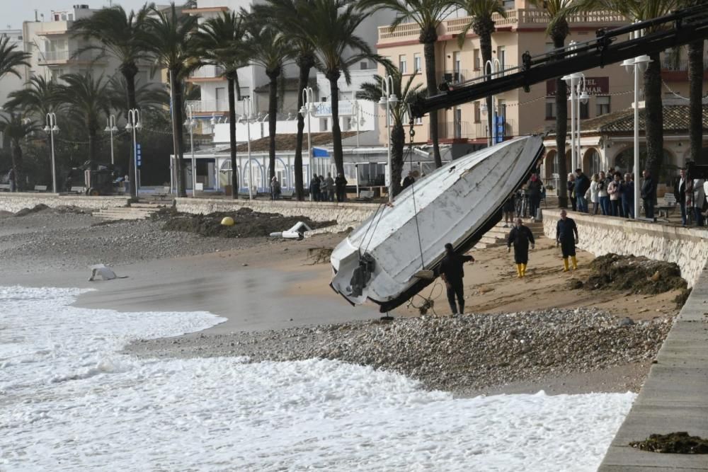 Sacan en la playa de Xàbia una embarcación que hundió el temporal