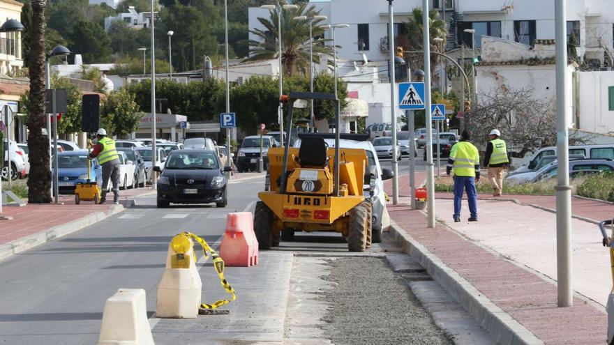 Obras de una de las reparaciones de un blandón en la entrada de Jesús. | VICENT MARÍ