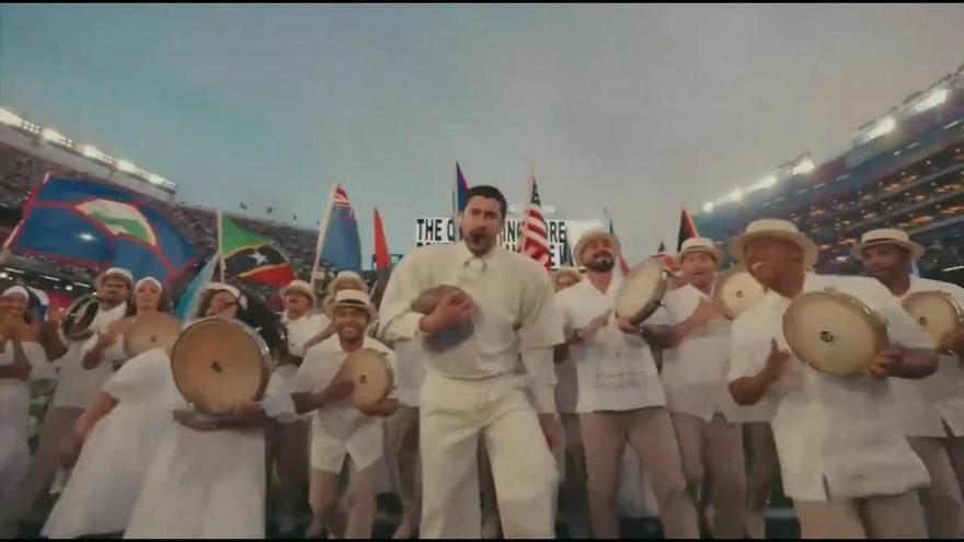 Brillante actuación de Bad Bunny en la Superbowl: "¡Viva América! Ya sea Argentina, Chile, Ecuador..."