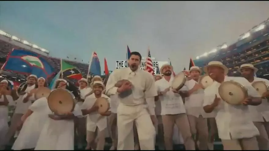 Brillante actuación de Bad Bunny en la Superbowl: "¡Viva América! Ya sea Argentina, Chile, Ecuador..."