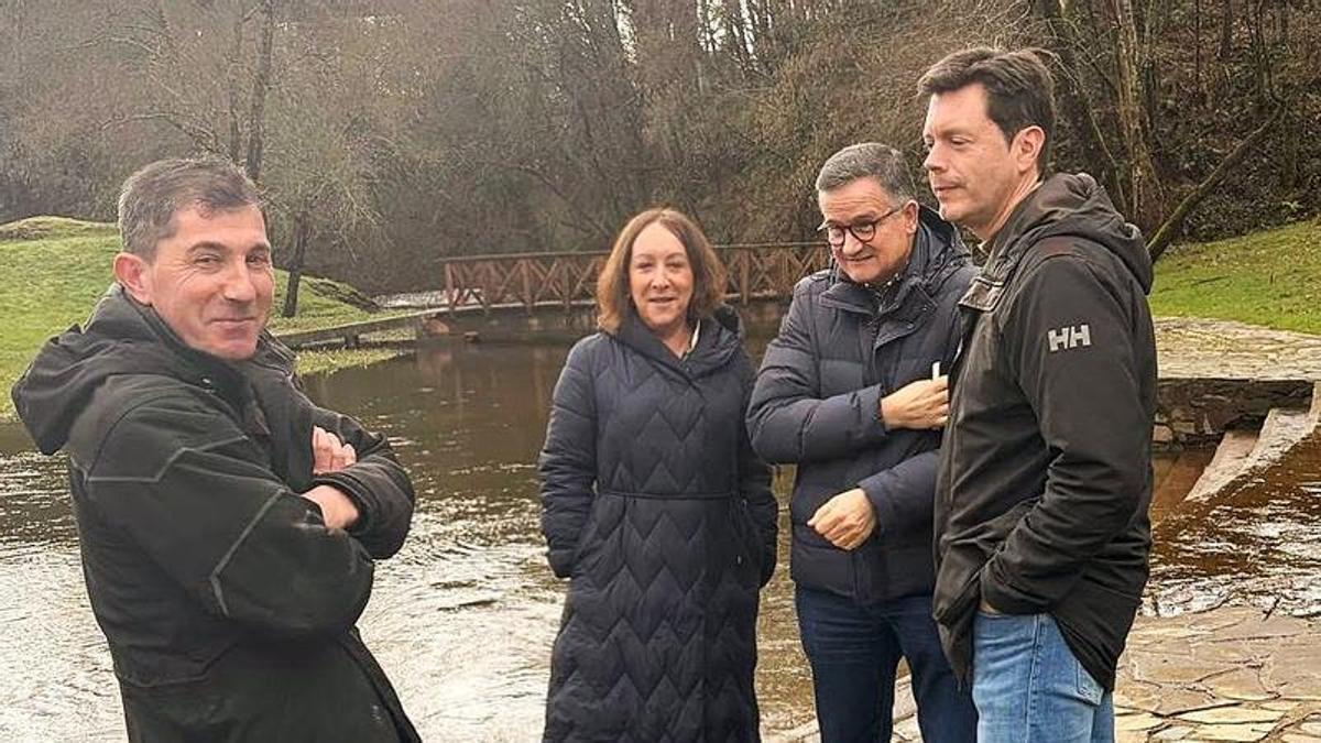 Begoña Balado en la reunión mantenida con técnicos de Augas de Galicia en Ribadiso