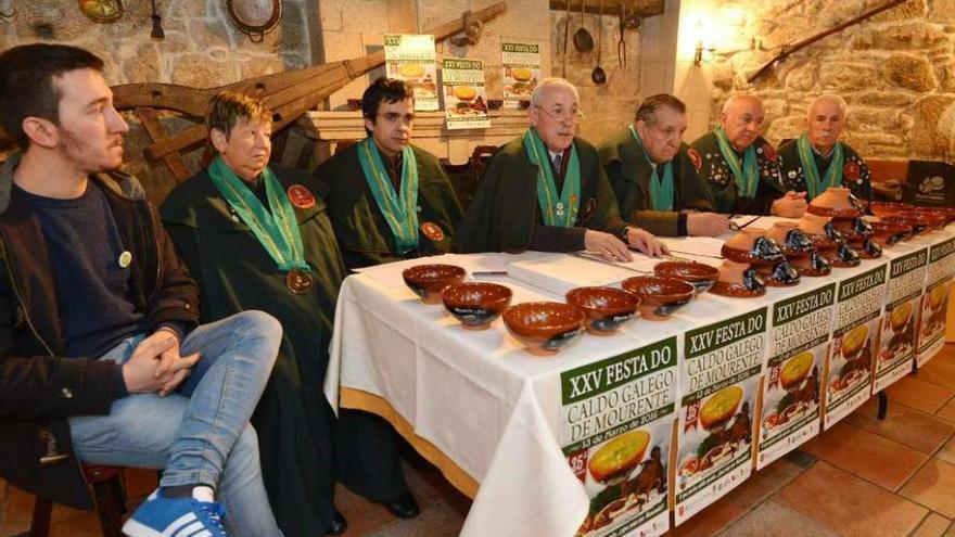 Los cofrades de la Orde do Caldo durante la presentación, ayer, de la fiesta gastronómica. // G. Santos