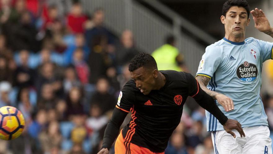 Nani intenta rematar de cabeza en el último Celta-Valencia.