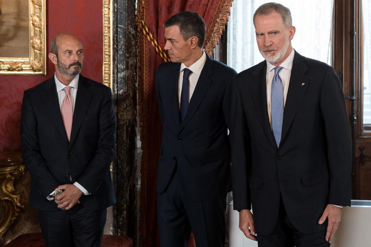 (I-D) El presidente del Senado, Pedro Rollán; el presidente del Gobierno, Pedro Sánchez y el Rey Felipe VI, durante el acto del XL aniversario de la firma del Tratado de Adhesión de España a las Comunidades Europeas, en el Palacio Real, a 12 de junio de 2025, en Madrid (España). La ceremonia recuerda el histórico acuerdo firmado el 12 de junio de 1985, que permitió la entrada de España en la Comunidad Económica Europea el 1 de enero de 1986, tras años de negociaciones iniciadas en 1979. El Tratado, rubricado en el Salón de Columnas por el expresidente Felipe González y en presencia del Rey emérito Juan Carlos, marcó el inicio de la integración española en el mercado común europeo. 12 JUNIO 2025;REY;ADHESIÓN;COMUNIDADES EUROPEAS; Diego Radamés / Europa Press 12/06/2025. PEDRO SÁNCHEZ;PEDRO ROLLÁN;REY FELIPE DE ESPAÑA;Diego Radamés;category_code_sho