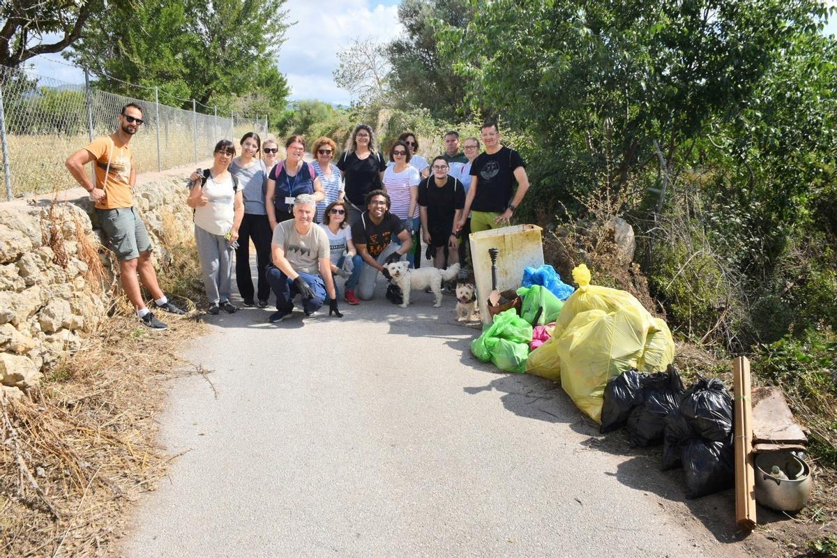 Miles de personas han acudido a alguno de los 970 puntos de recogida señalados para limpiar el medioambiente.