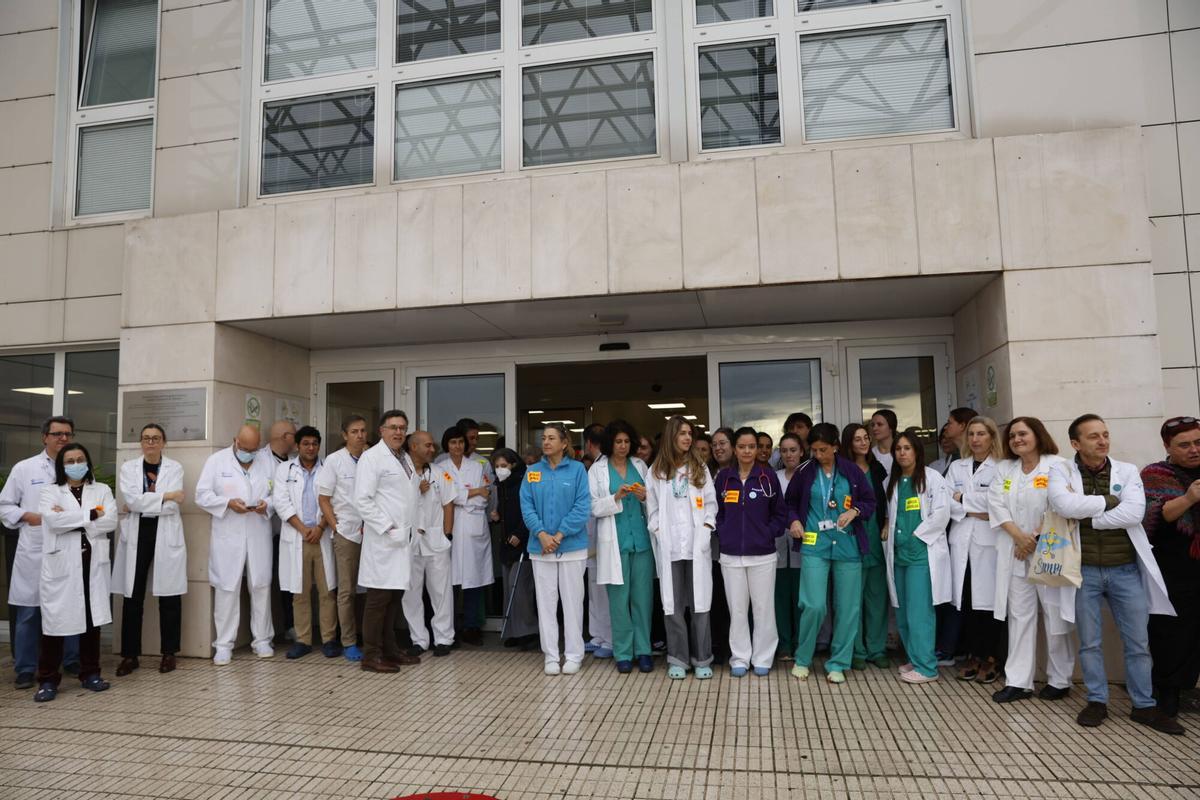 IMÁGENES: Concentraciones en Oviedo y Gijón en el segundo día de huelga médica