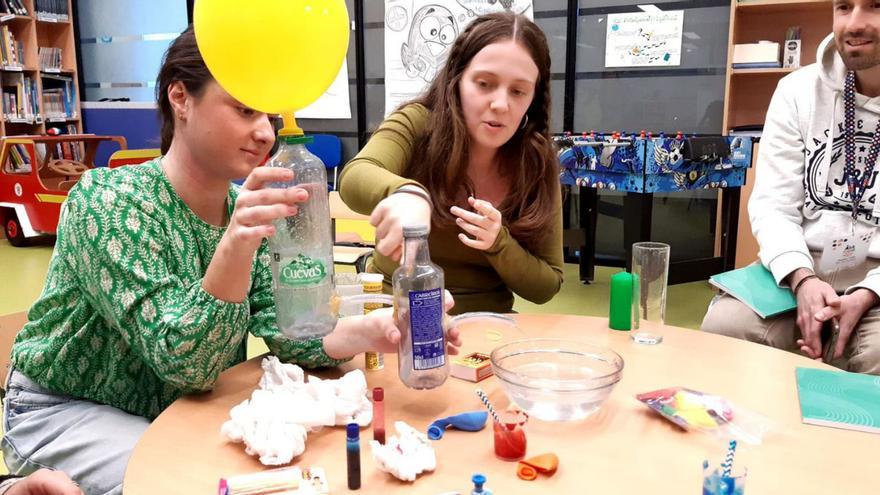 Los estudiantes participan de los experimentos con los pacientes pediátricos en el aula. |  Duvi