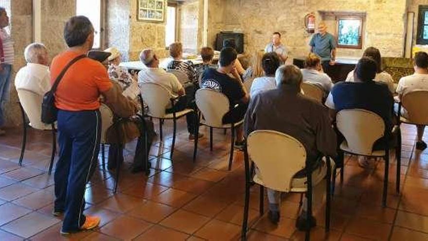 Javier Carro, ayer, en un mitin en Abelendo.