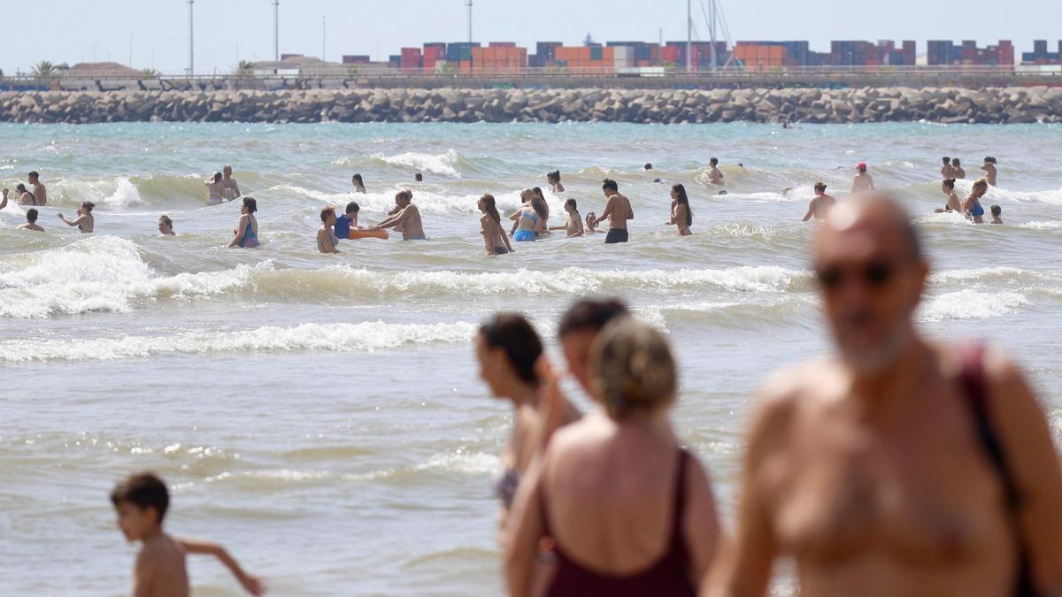 Los valencianos buscan sofocar el calor en el mar.