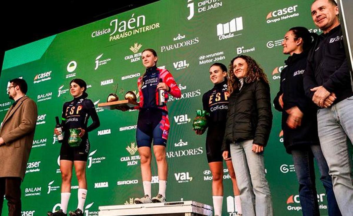 Podio de la Clásica Jaén Paraiso Interior con Alejandra Neira, que fue segunda, a la izquierda.