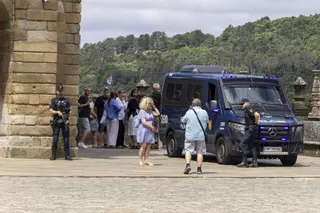 La caballería y los ‘antidisturbios’ se suman a los efectivos que blindan Santiago este verano