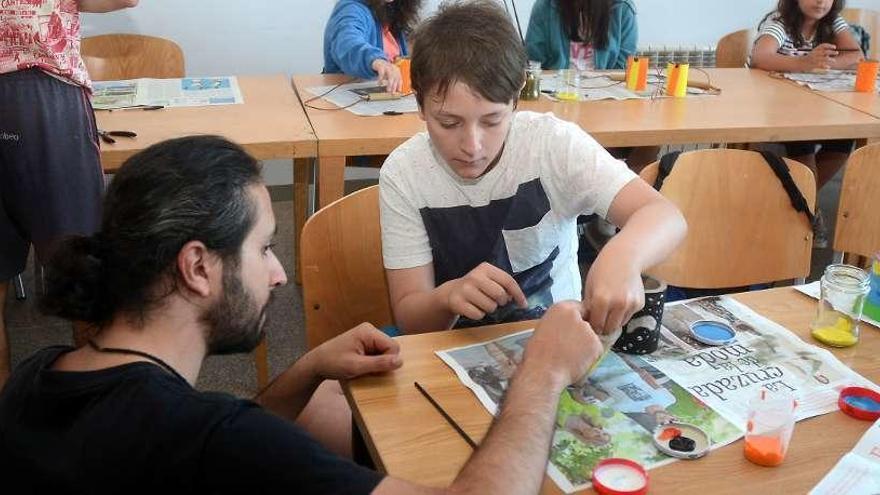 Un monitor instruyendo a un participante en una actividad de PonteVerán. // Rafa Vázquez