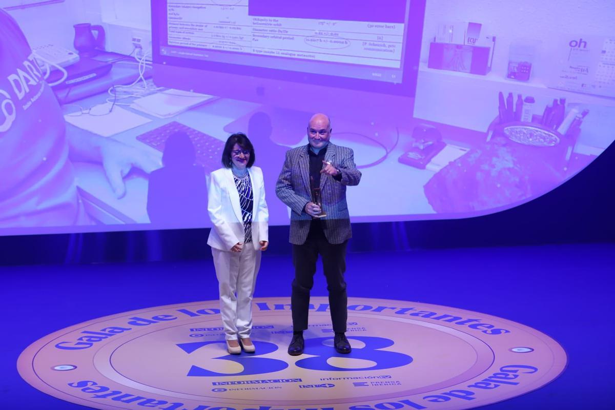Amparo Navarro, rectora de la UA, entrega el premio a Adriano Campo.