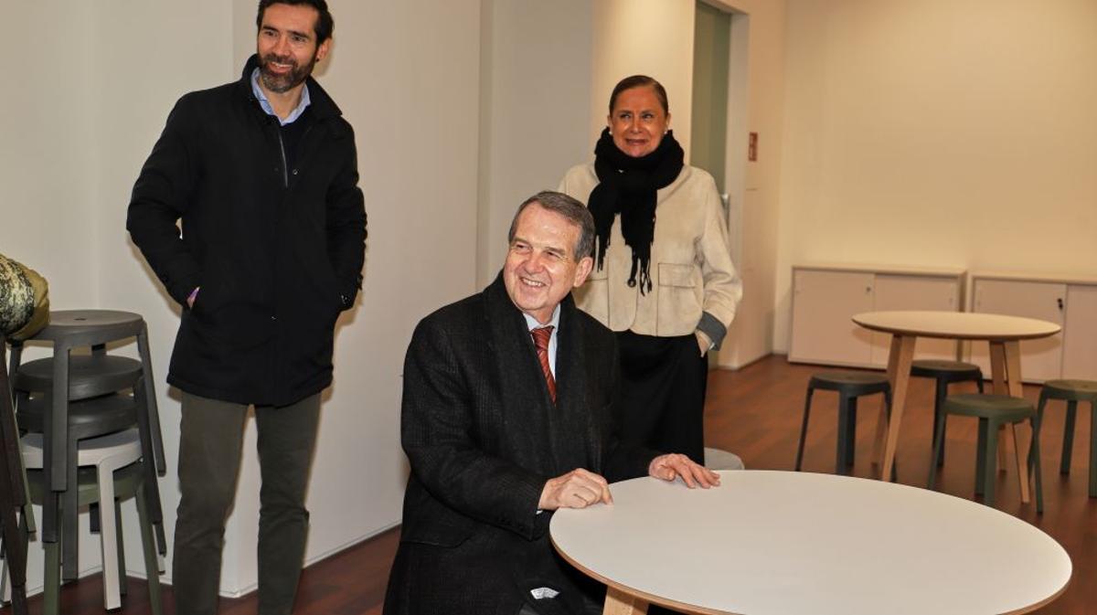 Abel Caballero, junto a los ediles Gorka Gómez y Carmela Silva durante la visita a la Casa das Artes.