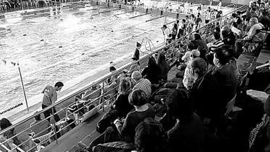 Una competición en las piscinas del Complejo Deportivo Avilés.