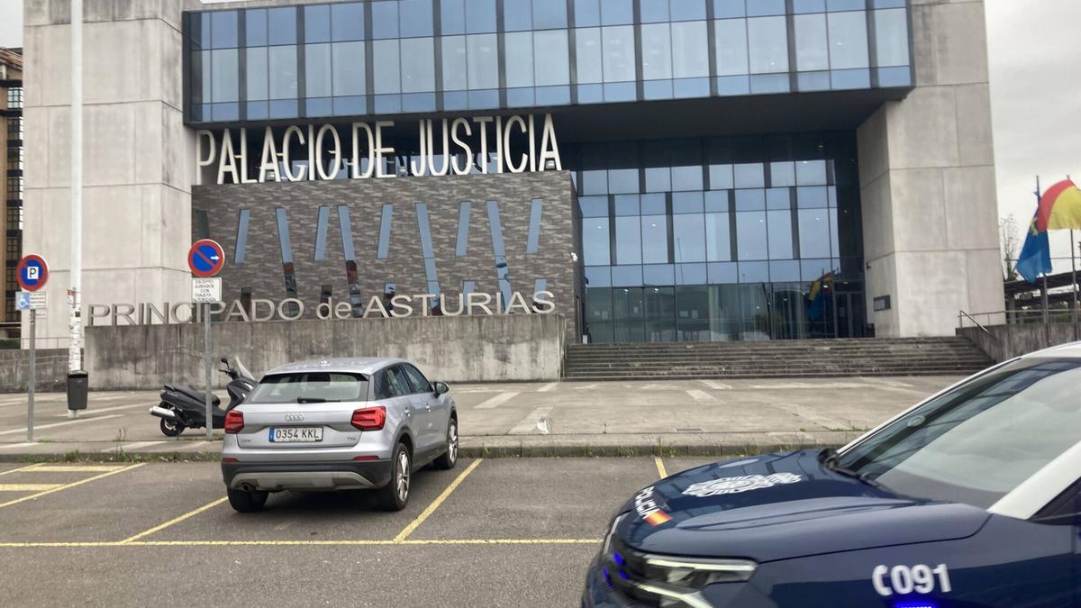 Un vehículo de la Policía Nacional, en el Palacio de Justicia
