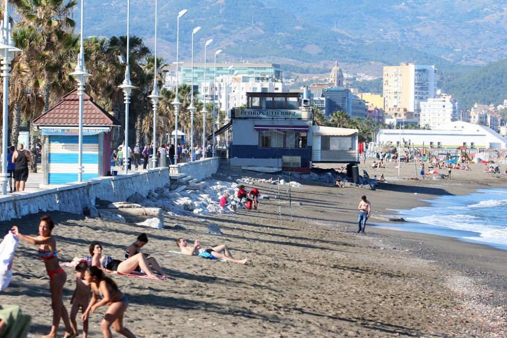 Los vecinos del barrio de Huelin se quejan del mal estado de la playa y piden responsabilidades al Ayuntamiento de Málaga