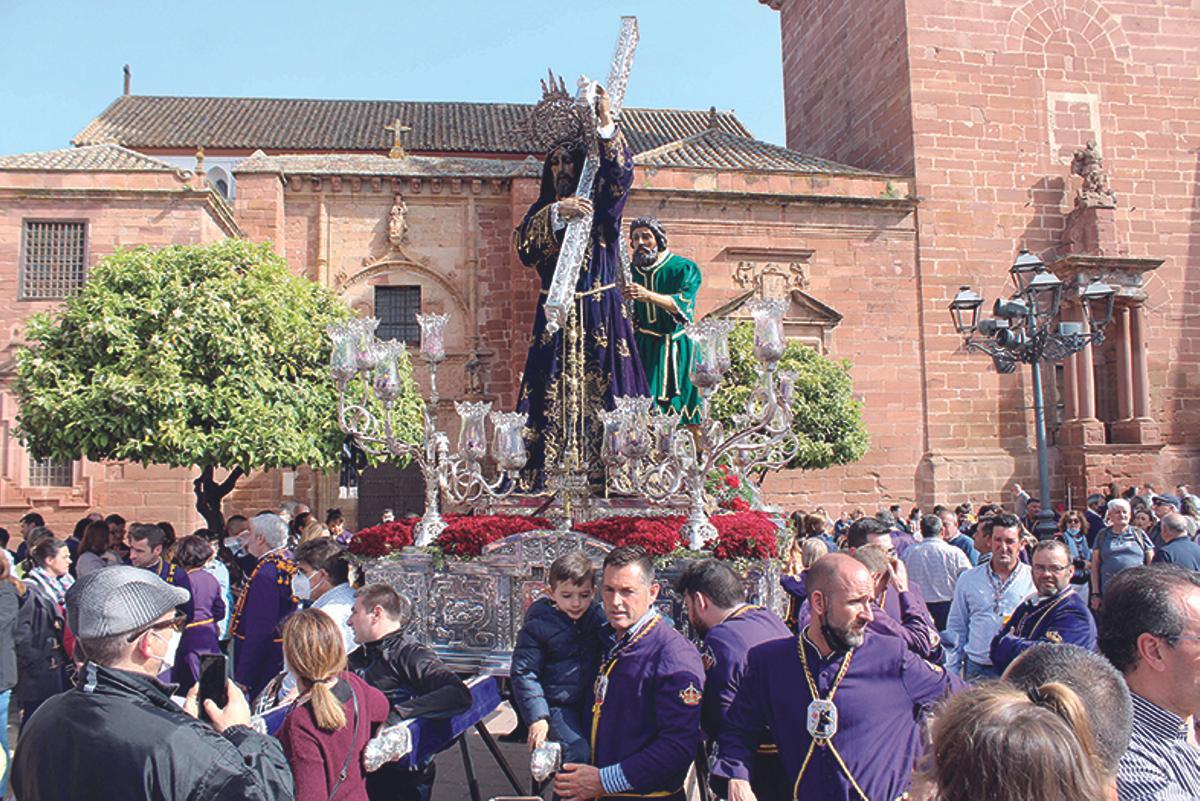 NUESTRO PADRE JESÚS,. EN LA PLAZA DE ESPAÑA, MOMENTOS ANTES DEL SERMÓN DEL PASO, EN LA PLAZA DE ESPAÑA, DONDE LOS VECINOS APROVECHAN PARA HACERSE FOTOS