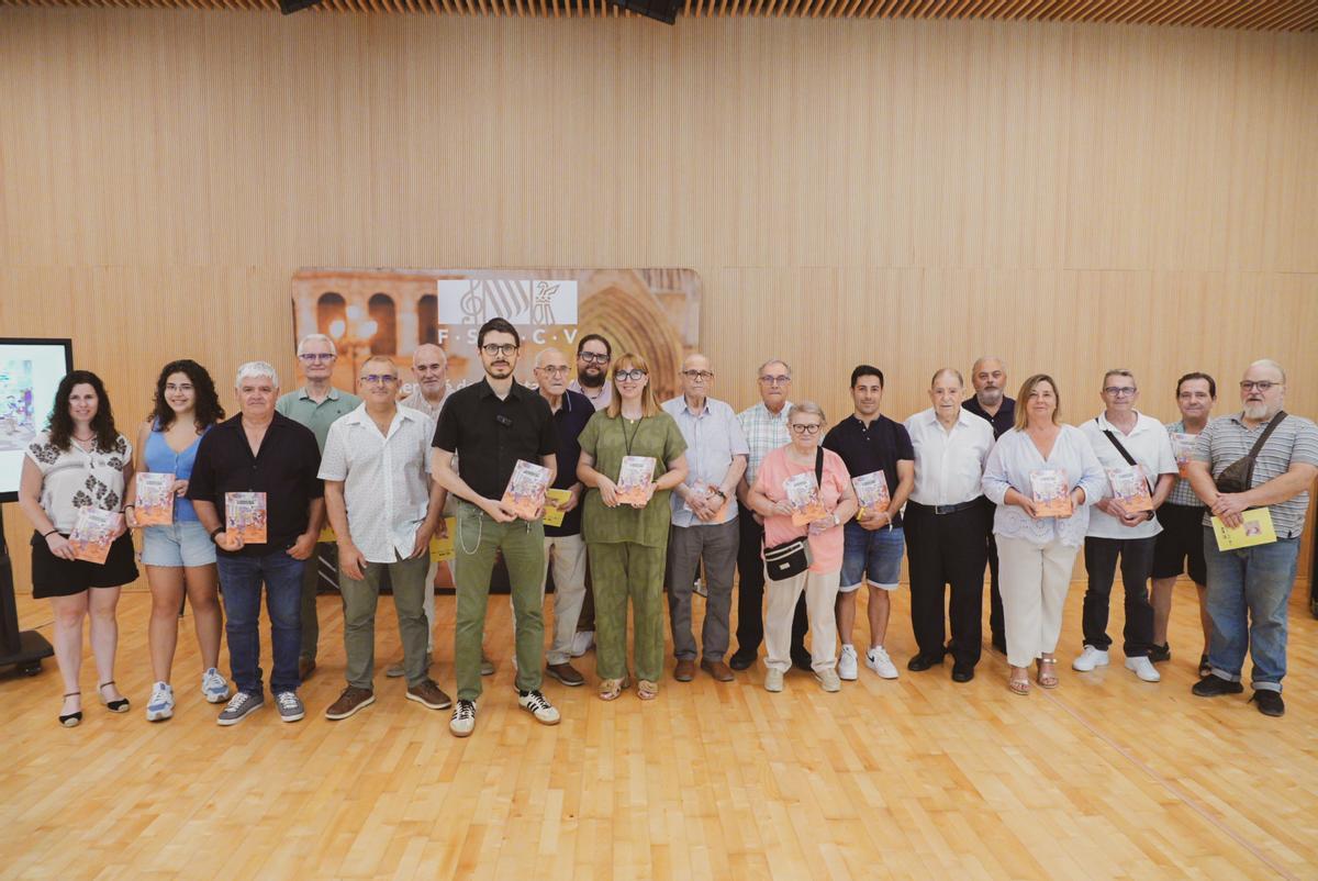 El autor y la presidenta de FSMCV junto a representantes de sociedades musicales afectadas por la DANA