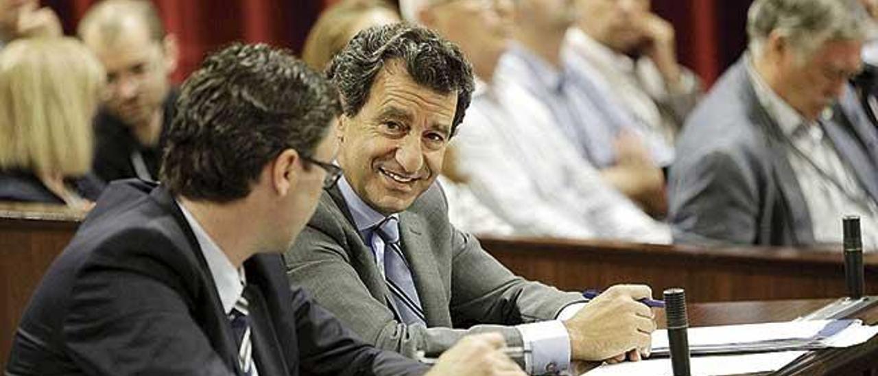Biel Company conversa con Antoni Costa en el Parlament.