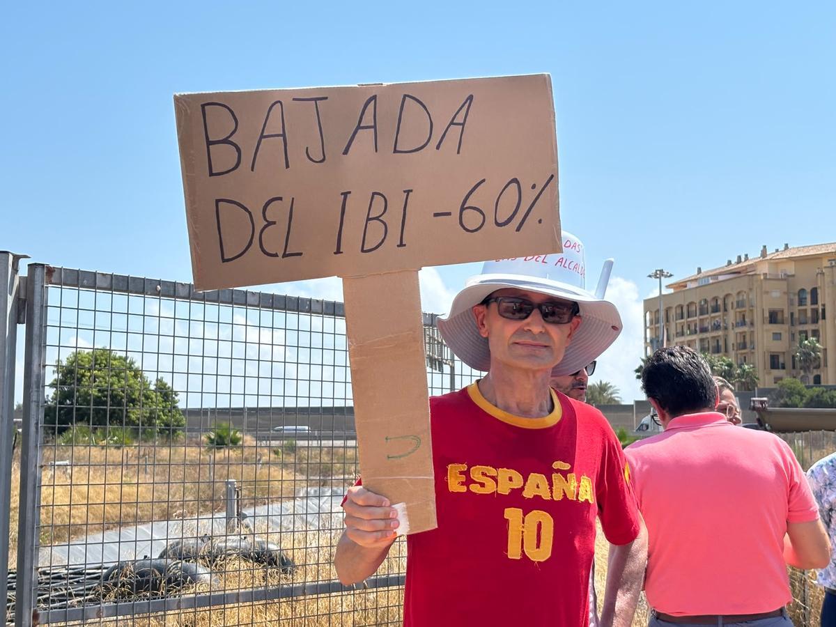 El vecino reclama la bajada del IBI, de los mas altos de España.
