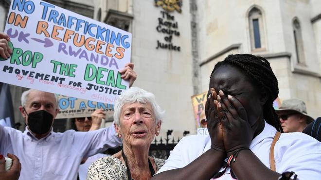 Protestas en Londres en contra de las deportaciones de inmigrantes a Ruanda