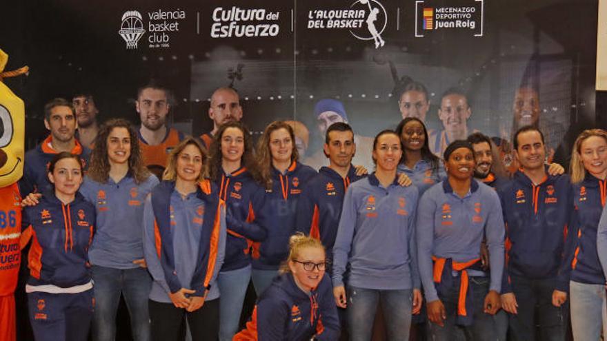 El Valencia Basket Femenino visita la Feria del corredor del Maratón de Valencia