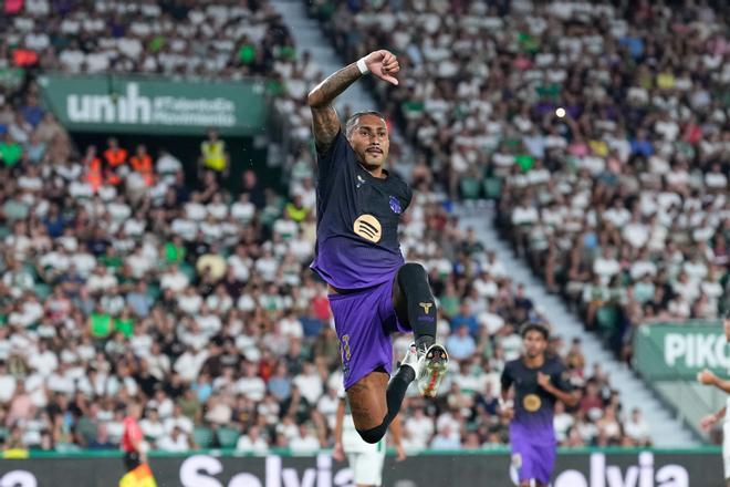 El Barça se estrena en la Liga con una exhibición de Raphinha y más goles que arietes