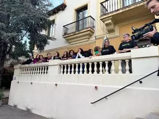 Sindicalistas se encierran en Educació para reclamar un complemento para el personal laboral