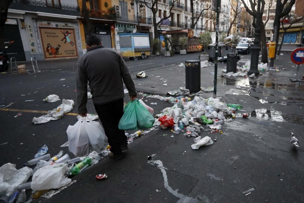 Orines y vandalismo en la Lonja tras una verbena