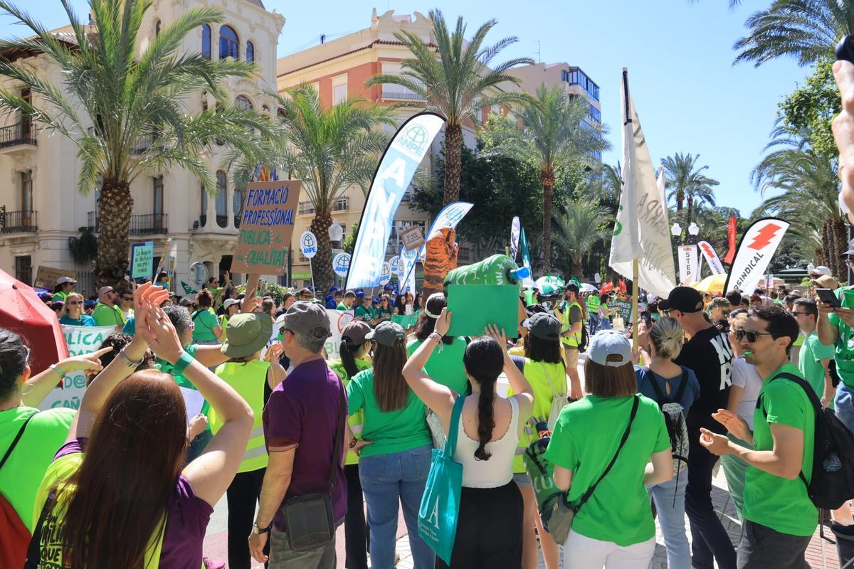 Los docentes en una nueva protesta frente a la Delegación del Consell en Alicante, este jueves