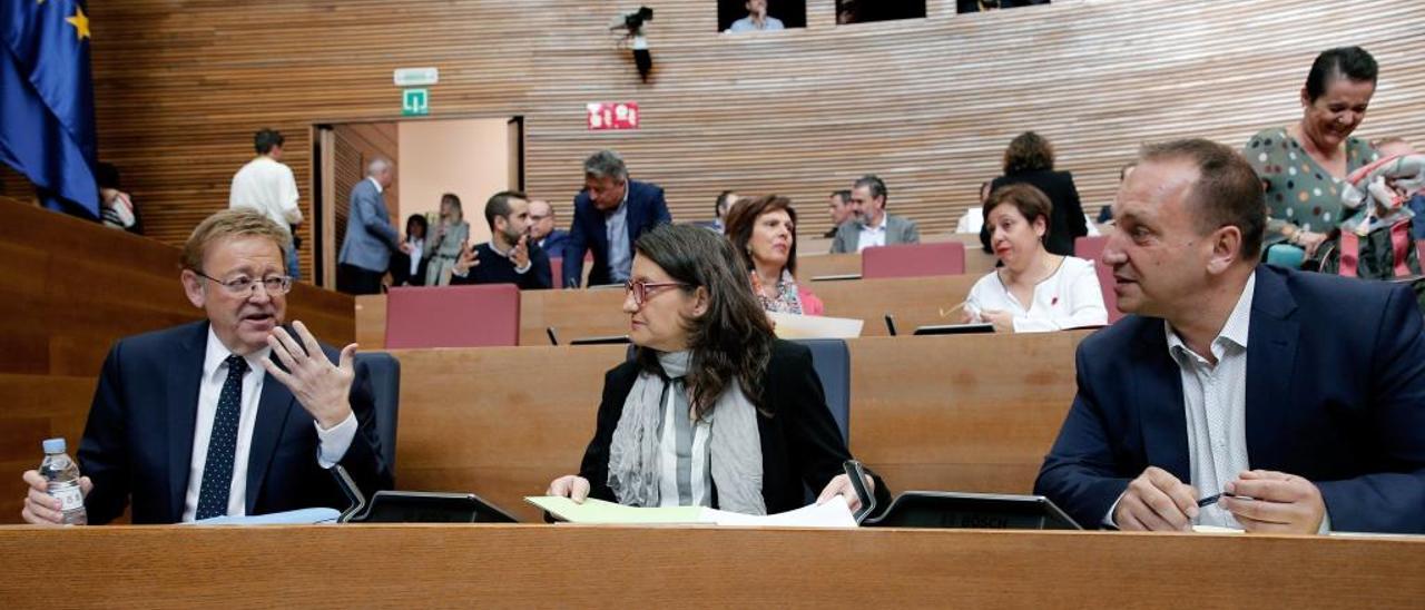 Ximo Puig, Mónica Oltra y Rubén Martínez Dalmau en el pleno de las Cortes celebrado ayer.