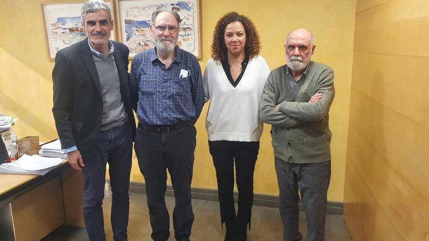 La presidenta del Consell, Catalina Cladera, junto con el conseller insular de Hacienda y Función Pública, Josep Lluís Colom, firman con la propiedad de la finca el contrato de compraventa