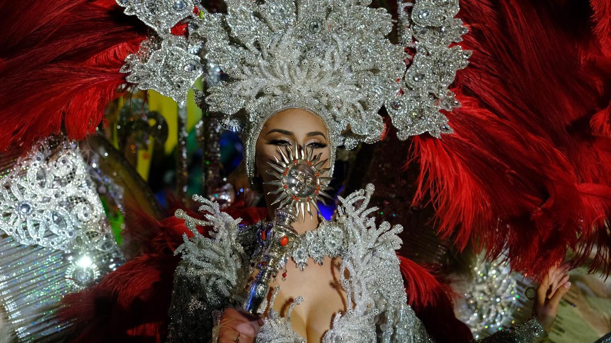 La reina del Carnaval de Maspalomas 2023 muestra el cetro ahora desaparecido.