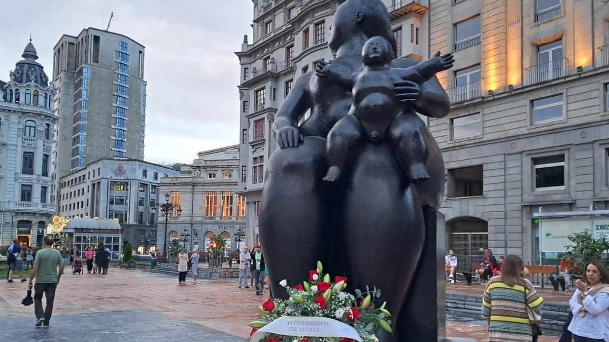 La escultura con las flores puestas por el ayuntamiento.