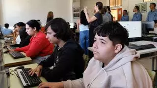 Endesa impulsa la educación digital en el colegio Pancho Guerra con la donación de ordenadores