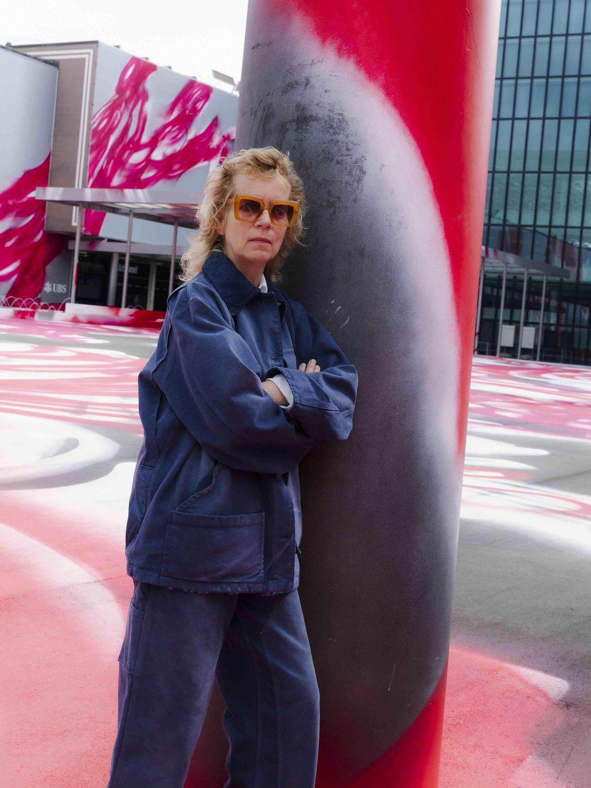 Katharina Grosse vor ihrer Installation für die Art Basel.