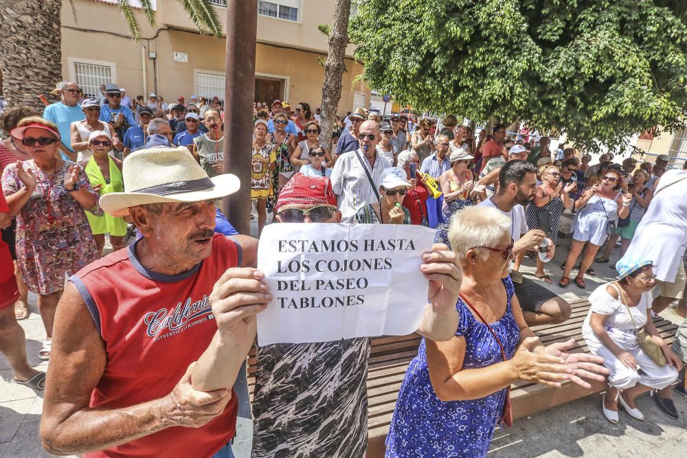 Protesta vecinos de La Mata para exigir mejoras.