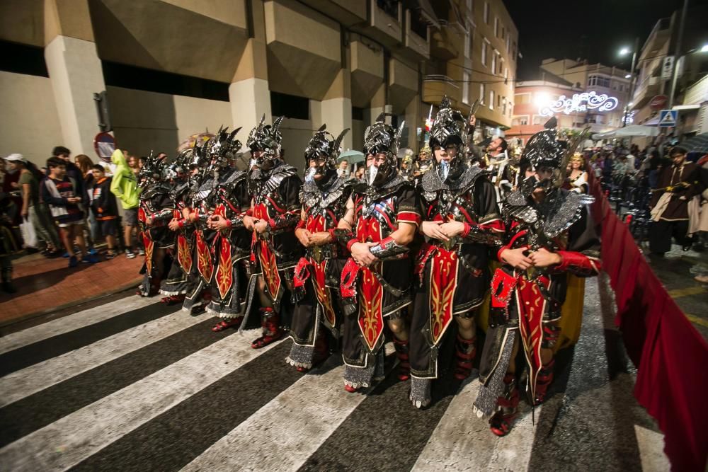 La naturaleza y los cuentos infantiles brillan en la entrada de Moros y Cristianos de El Campello