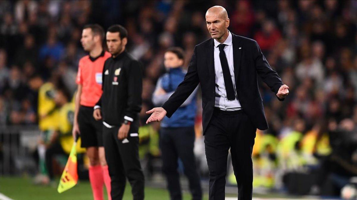 Zinedine Zidane se desgañitó en su intento por evitar el tropiezo del Real Madrid ante el Betis