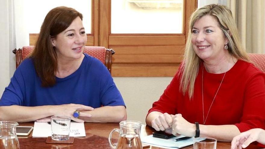 La presidenta Francina Armengol y la consellera de Salud, Patricia Gómez.